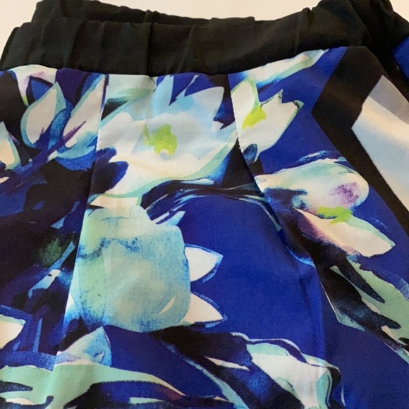 Clover Canyon Floral Pattern Elastic Waist Shorts (10) - Picture 5 of 5